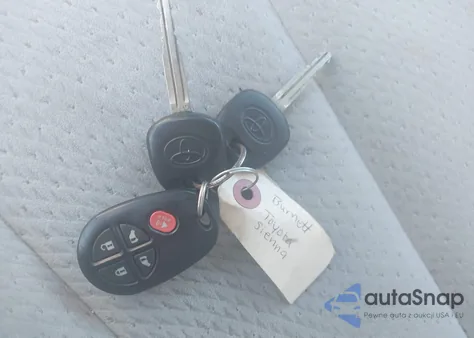 2012 Toyota Sienna Le V6 8 Passenger z USA, uszkodzony, nr VIN 5TDKK3DC8CS207634